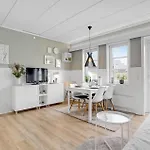 25 Apartment *